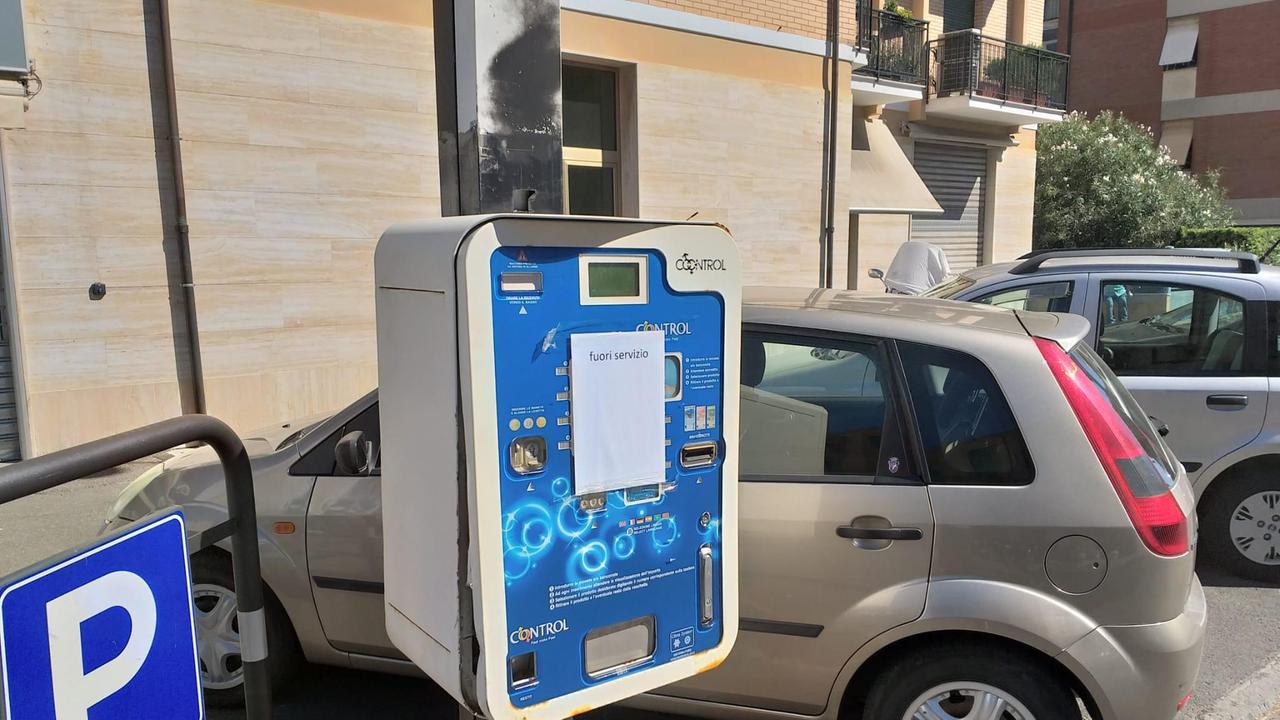 Il distributore dei preservativi danneggiato in via Donnini