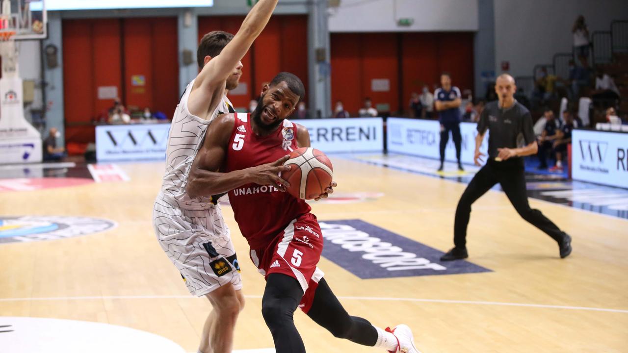 L'esterno Josh Bostic all'esordio assoluto in biancorosso nel match contro la Vanoli Cremona
