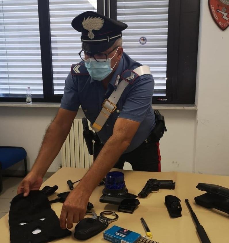 Manette, proiettili a salve e un finto lampeggiante nel cruscotto dell’auto