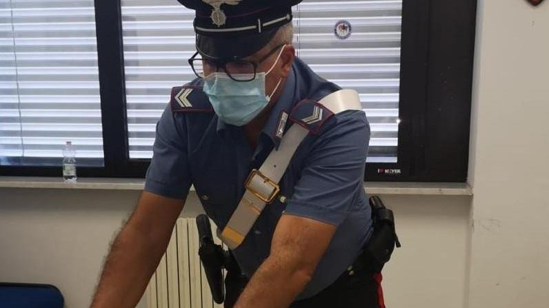 Manette, proiettili a salve e un finto lampeggiante nel cruscotto dell’auto