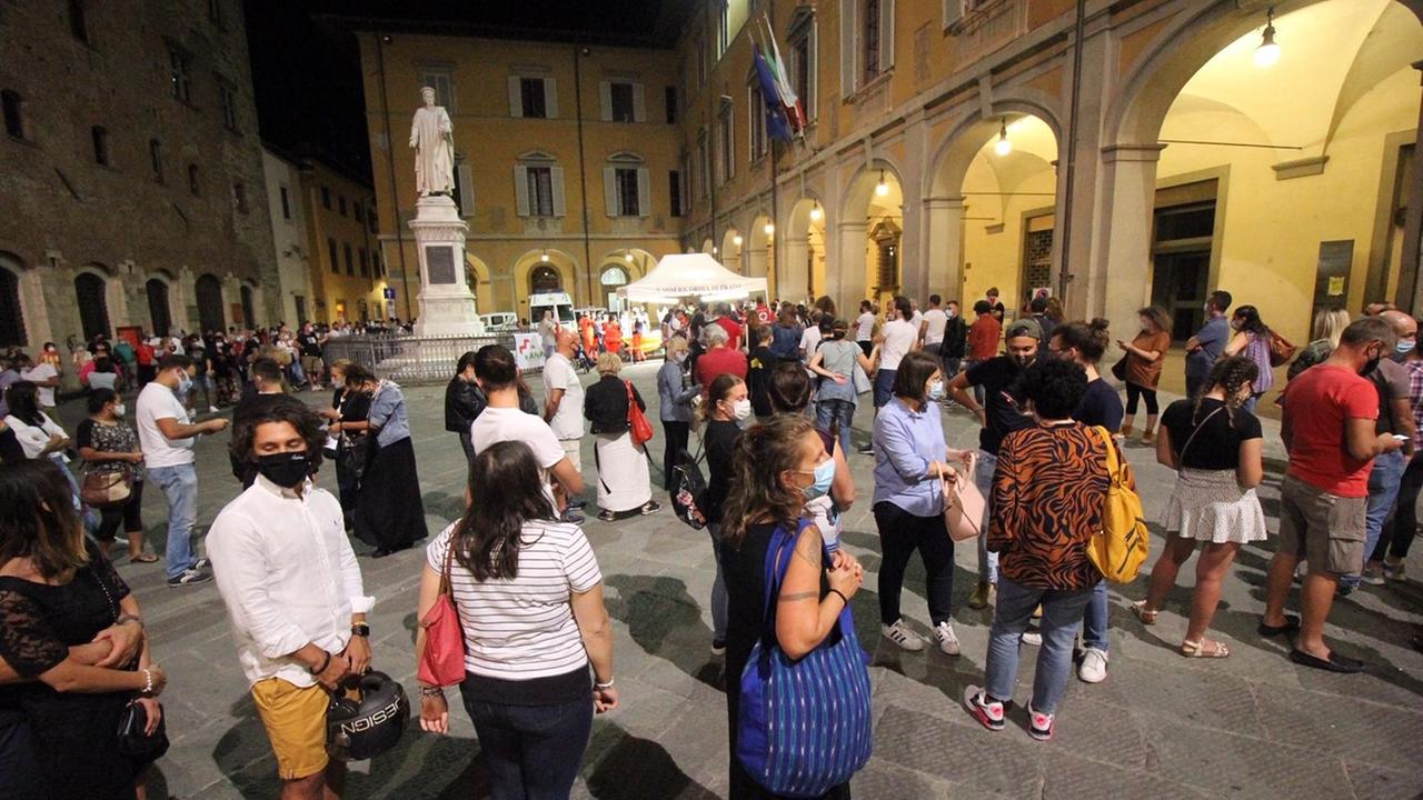 I pratesi in coda per sottoporsi al test sierologico rapido (foto Batavia)