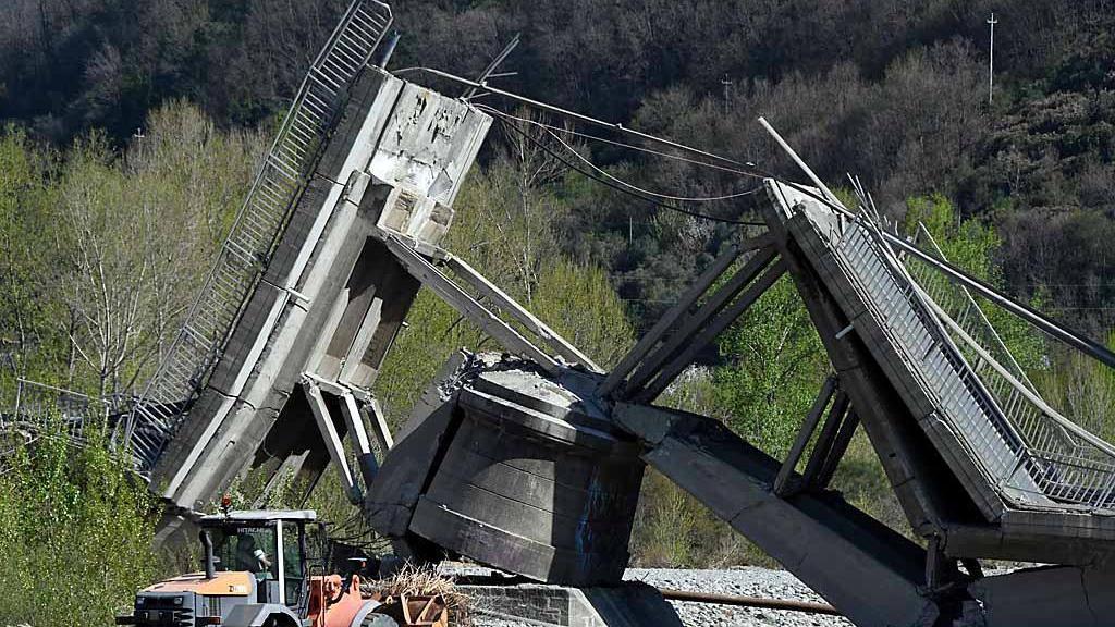 De Micheli: «Il ponte è lì perché ci sono le indagini»