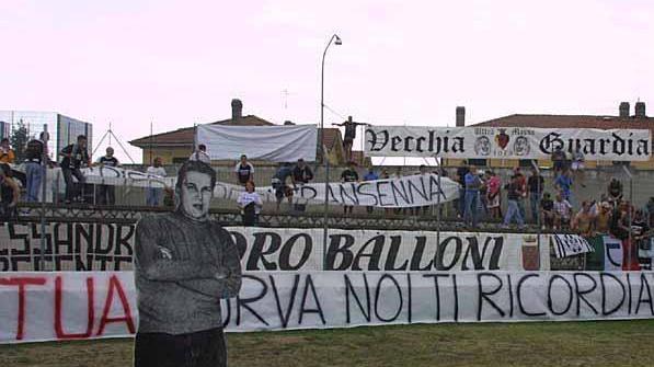 La memoria non si cancella La curva ricorda Alessandro