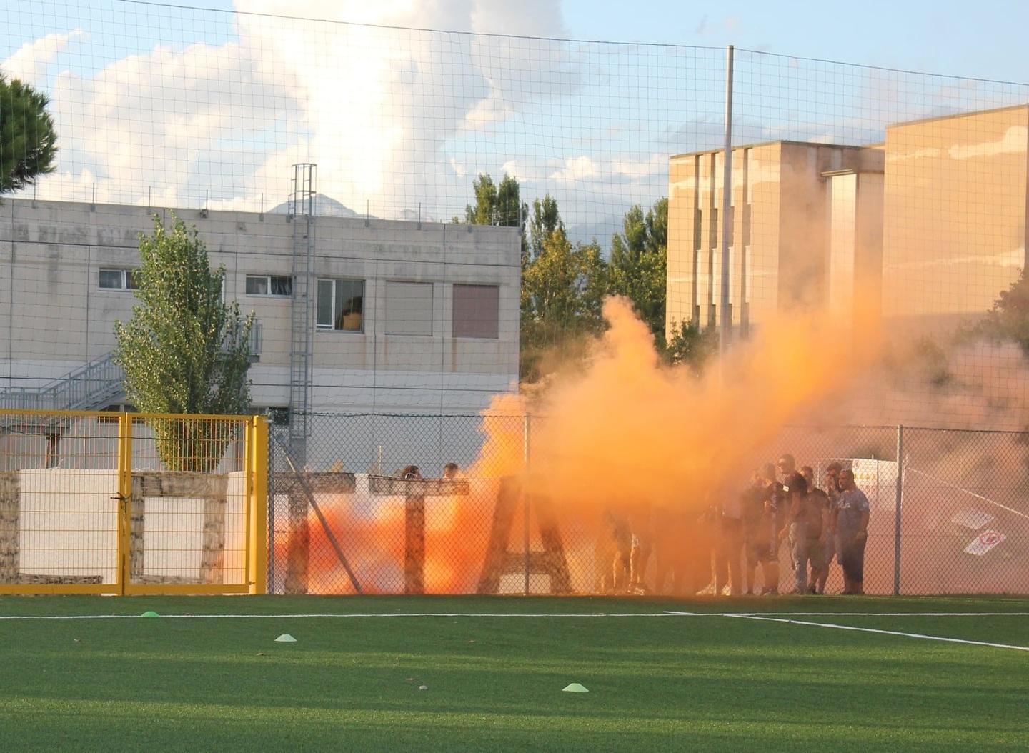 Gli ultras salutano il nuovo Viareggio con cori e fumogeni