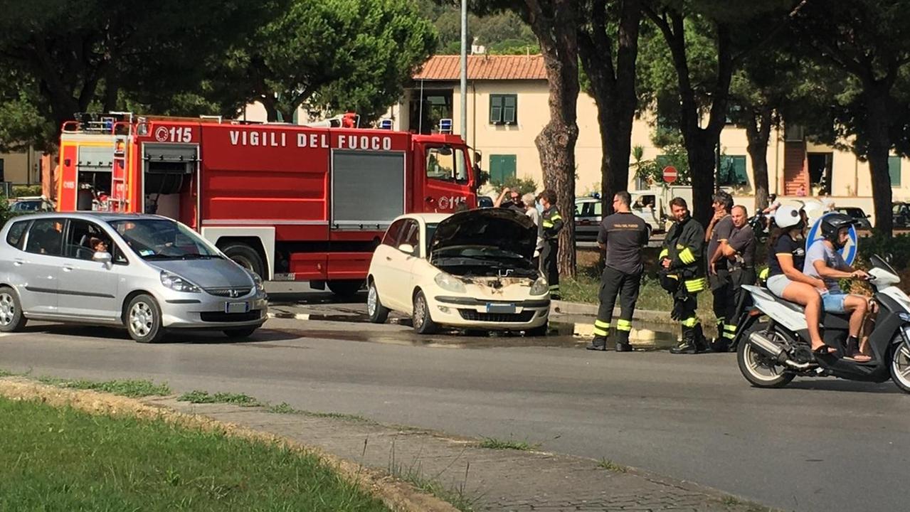 Auto a fuoco sulla variante