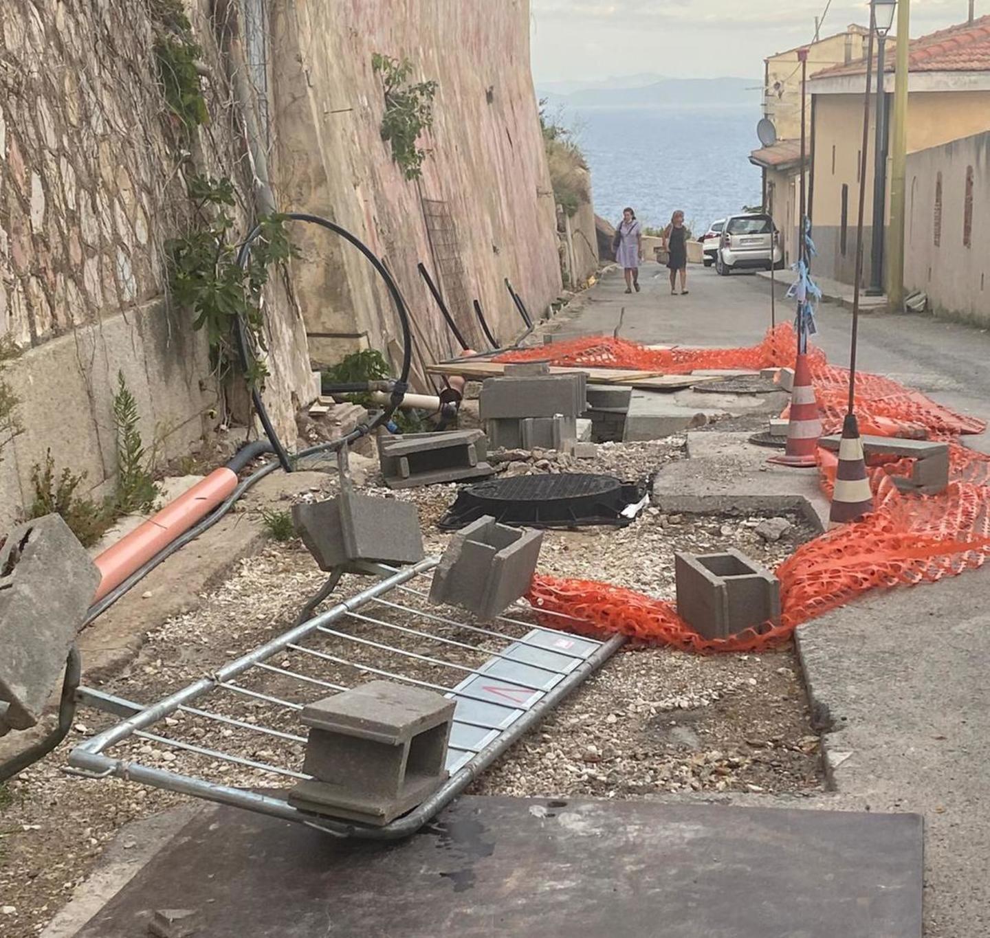 Degrado e lavori interrotti nella parte alta del centro storico 