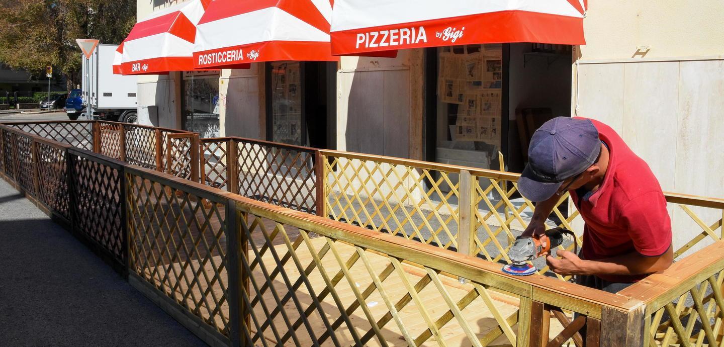 Divelta la recinzione del gazebo del bar dello Sport 