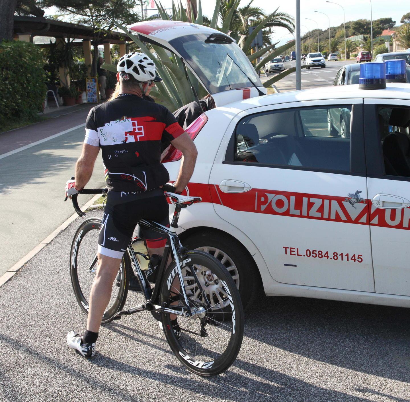 Investe un gruppo di ciclisti, due feriti in ospedale 