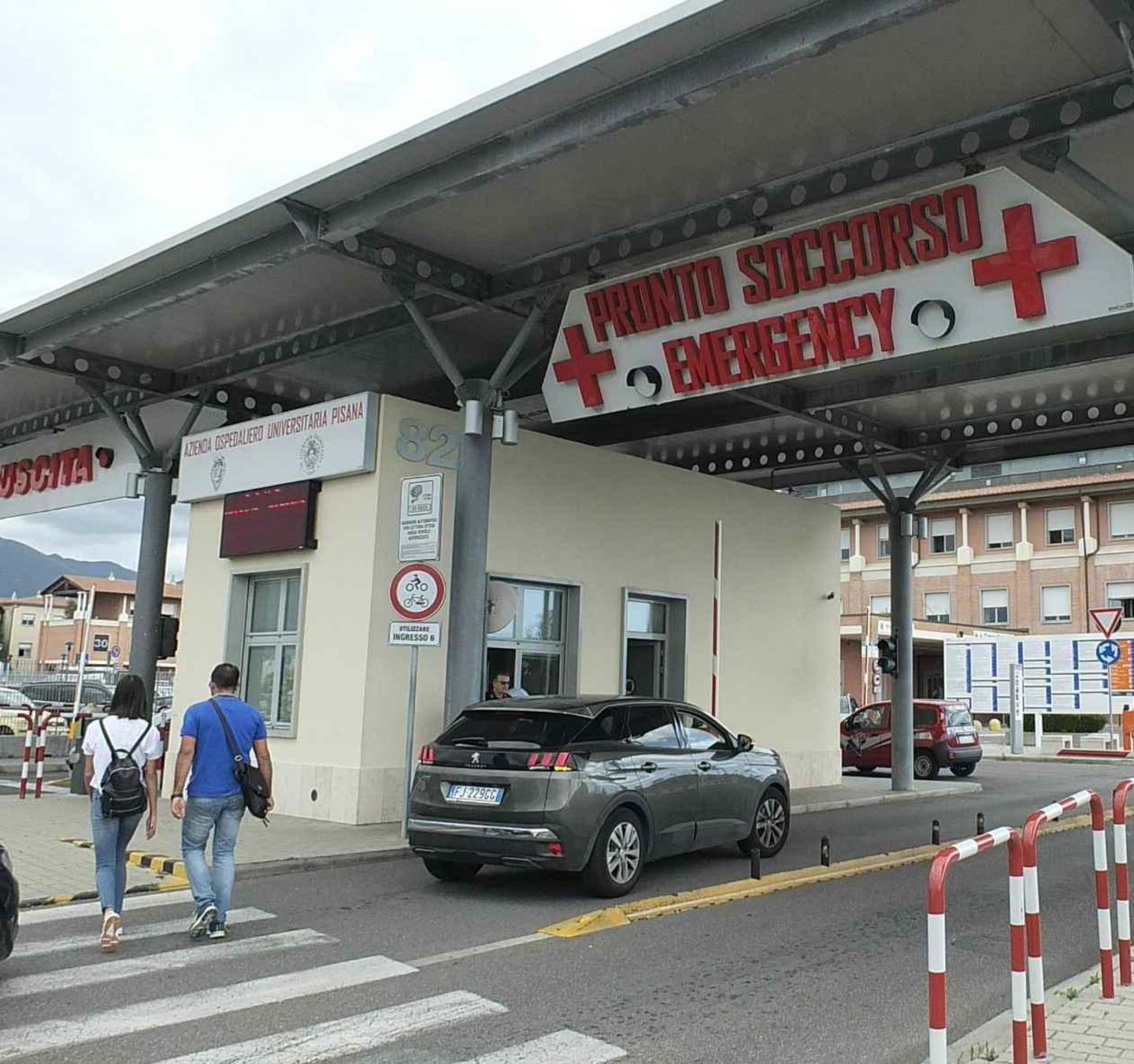 Accoltellato nella lite in strada aggressore in fuga, ferito operato 