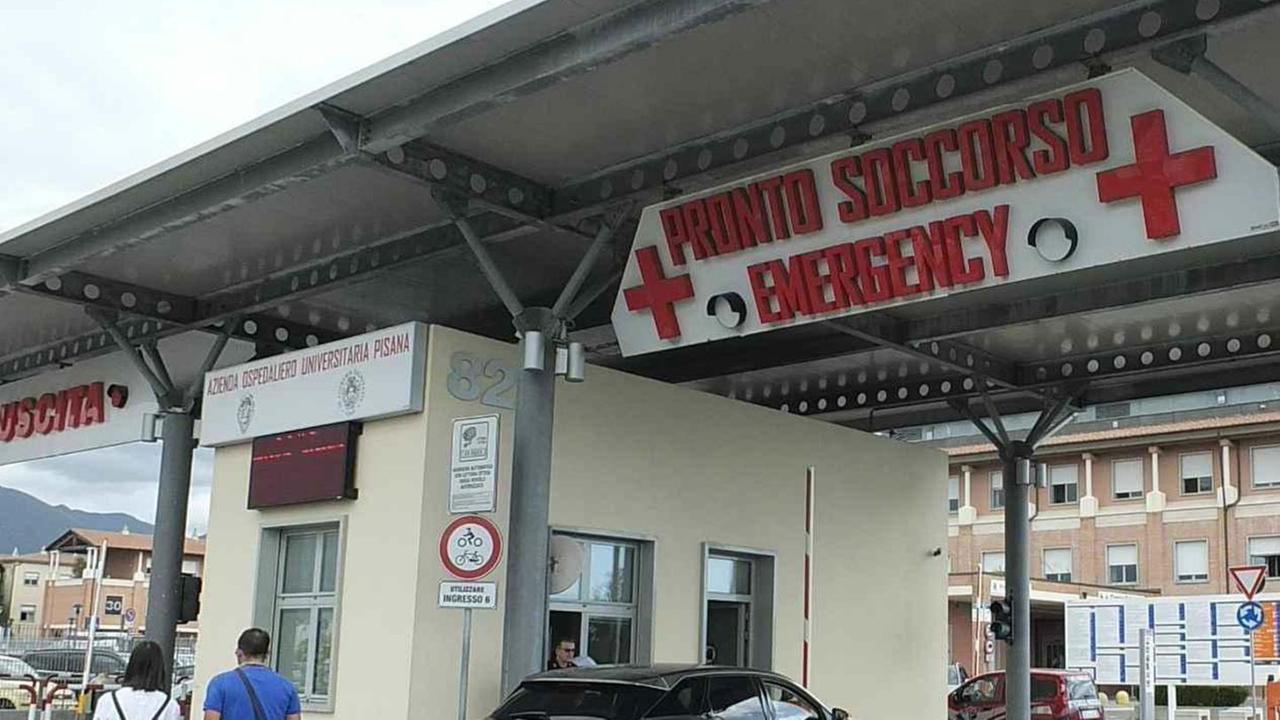 Accoltellato nella lite in strada aggressore in fuga, ferito operato