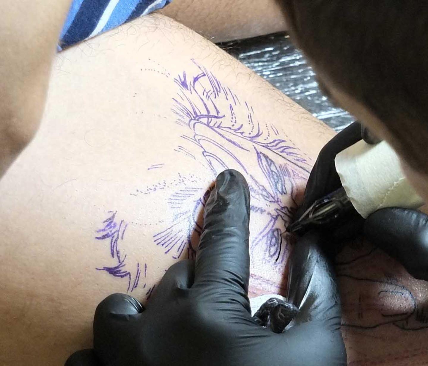 Abbandona rifiuti speciali, denunciata tatuatrice 