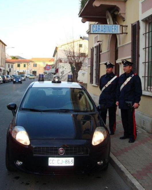  Con l’auto fuori strada sfuggendo ai carabinieri