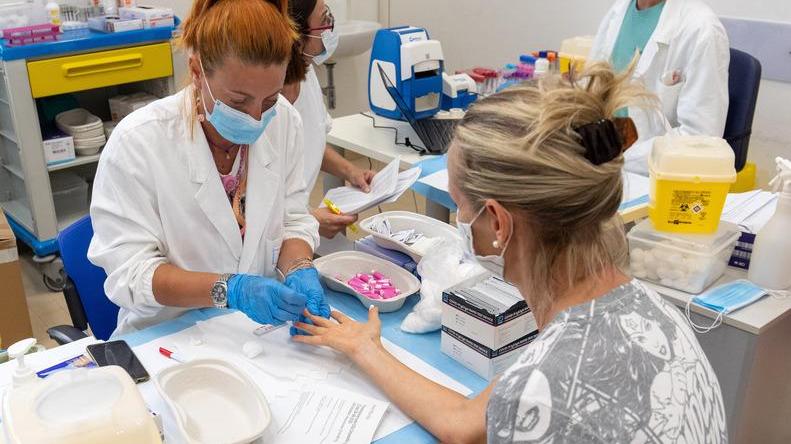 Una maestra positiva al Covid, quarantena fiduciaria per 13 bimbi