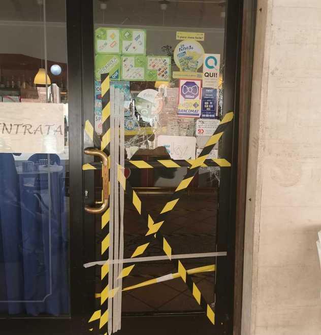 Spaccano la vetrata del bar Roma col tombino