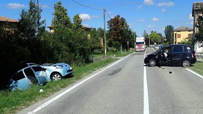 Si schianta contro un’altra auto Giovane grave all’ospedale