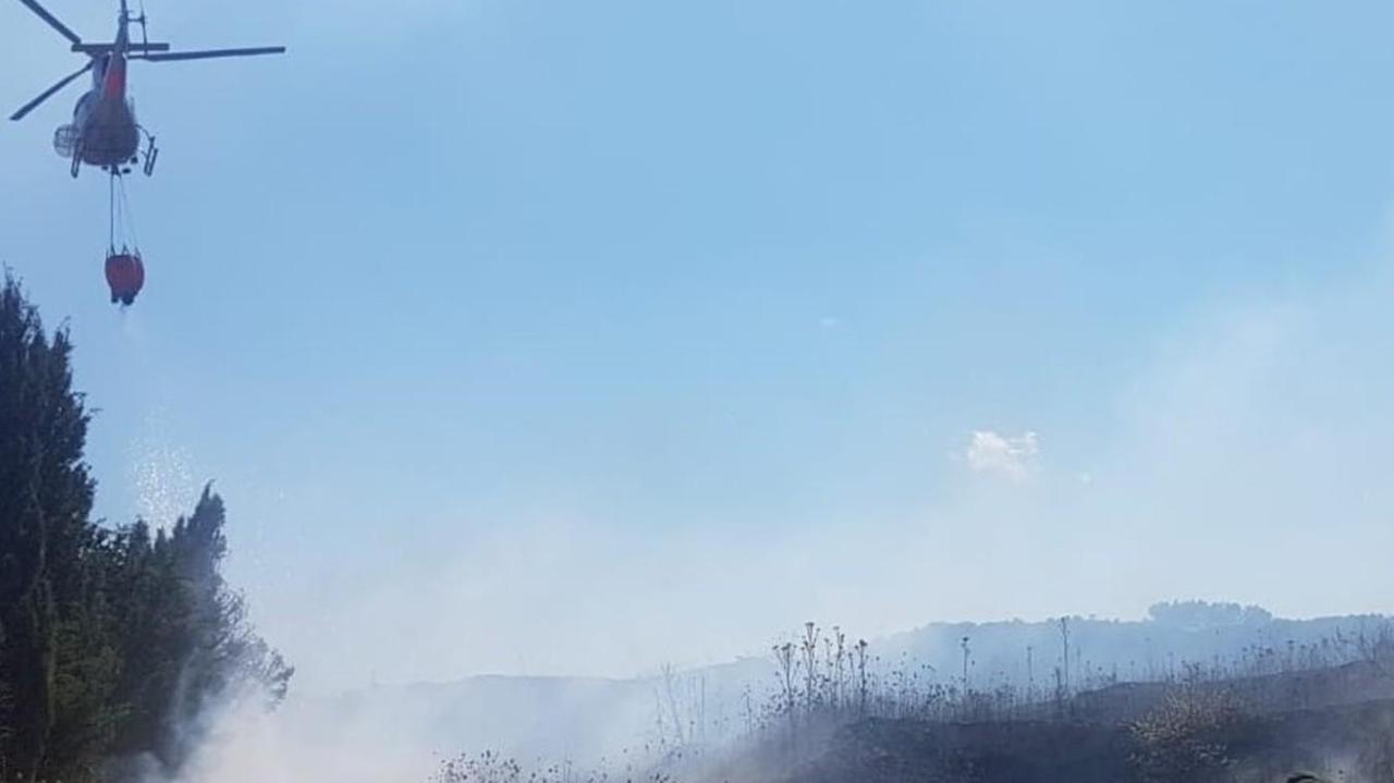 Incendio alla “Cantoniera Rudas” in volo l’elicottero della Forestale