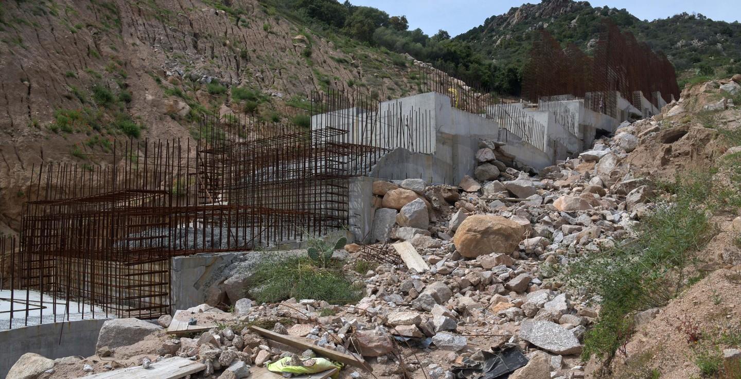 Si riaccendono le ruspe nel cantiere dimenticato 