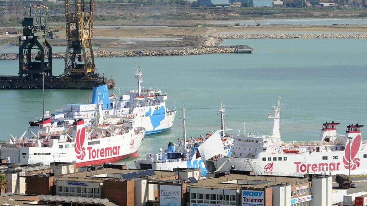Navi in porto a Piombino