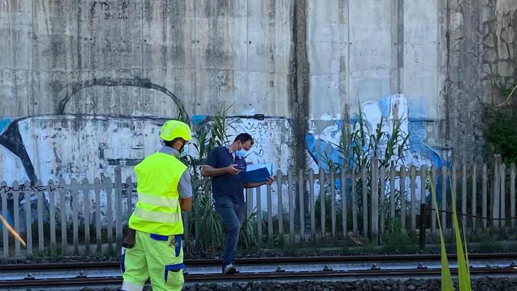 Il sopralluogo lungo i binari dove è avvenuto l'investimento mortale (foto Carlo Sestini)