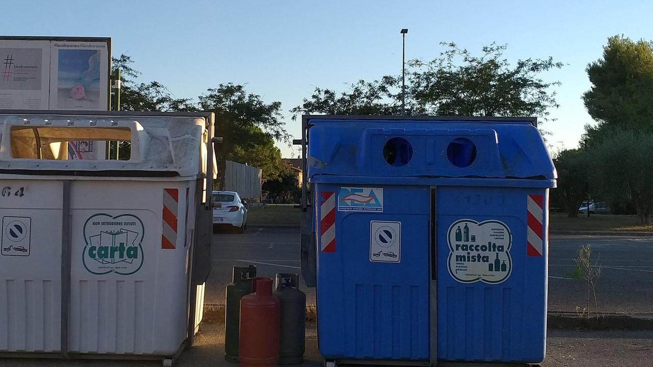 Bombole del gas e televisori abbandonati sulle strade alle Spianate