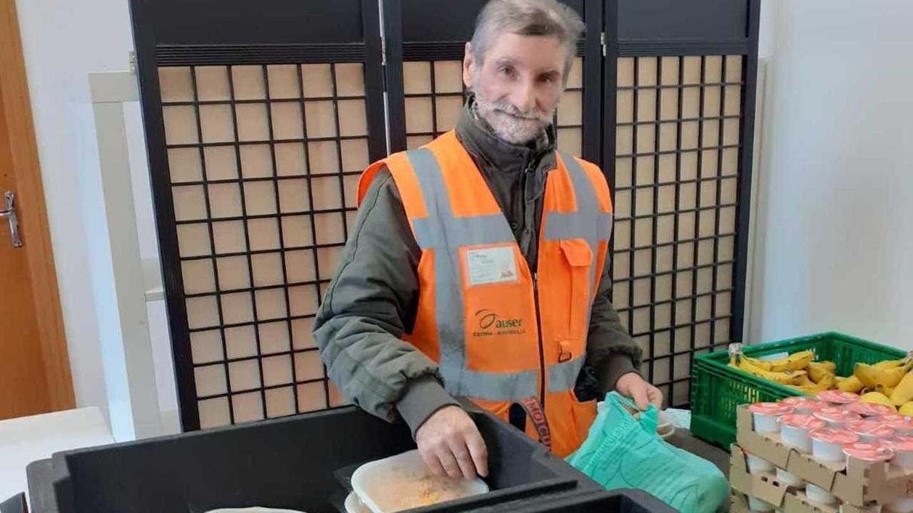 Ogni giorno l'Auser dona cibo a 113 persone: «E le richieste sono in aumento»