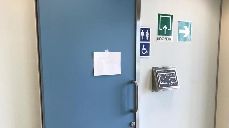 La porta dei bagni chiusa dopo l’allagamento causato, secondo l’accusa, da un’infermiera vecchianese