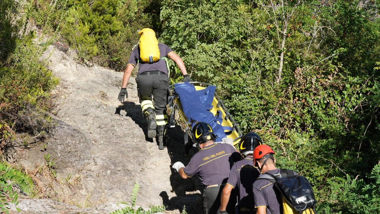 I soccorritori lungo la strada Ferrata (foto Franco Silvi)