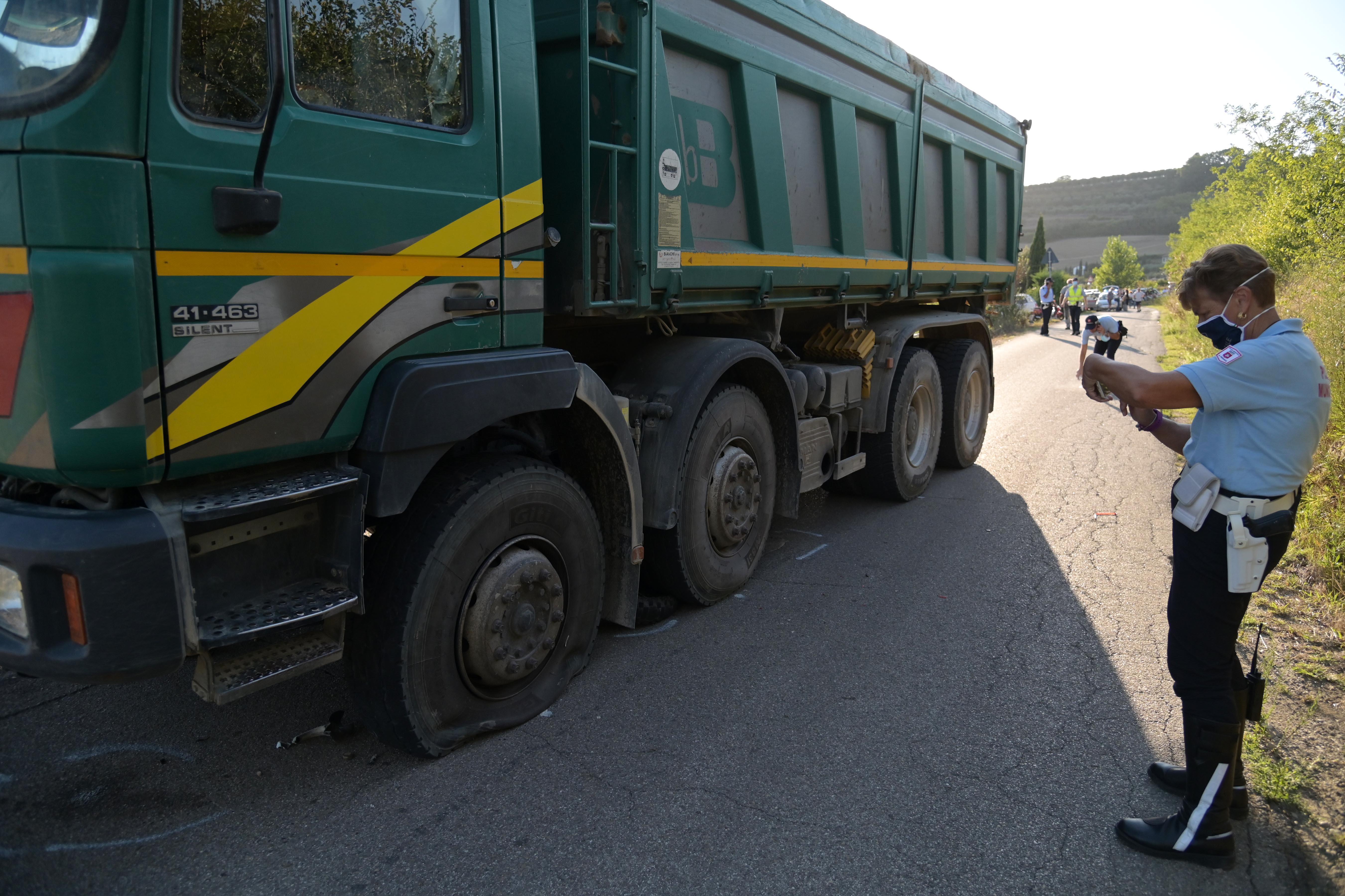 ilievi della polizia municipale dell’Unione dei Comuni Empolese Valdelsa al lavoro per ricostruire l’esatta dinamica dell’incidente stradale nel quale giovedì pomeriggio ha perso la vita il diciannovenne (foto Carlo Sestini)