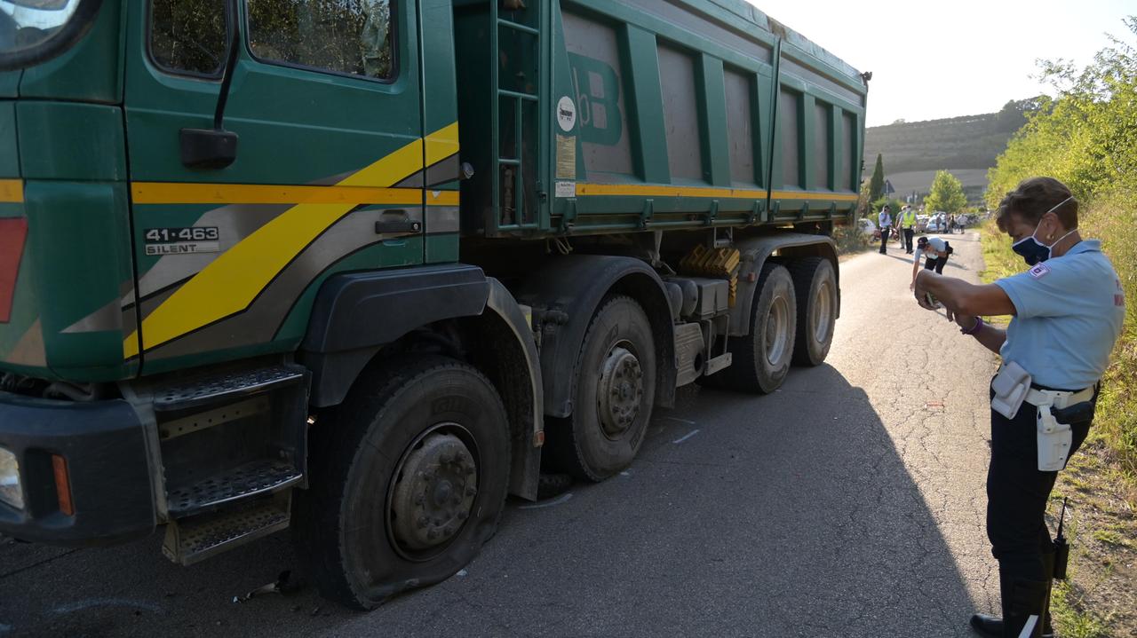 ilievi della polizia municipale dell’Unione dei Comuni Empolese Valdelsa al lavoro per ricostruire l’esatta dinamica dell’incidente stradale nel quale giovedì pomeriggio ha perso la vita il diciannovenne (foto Carlo Sestini)