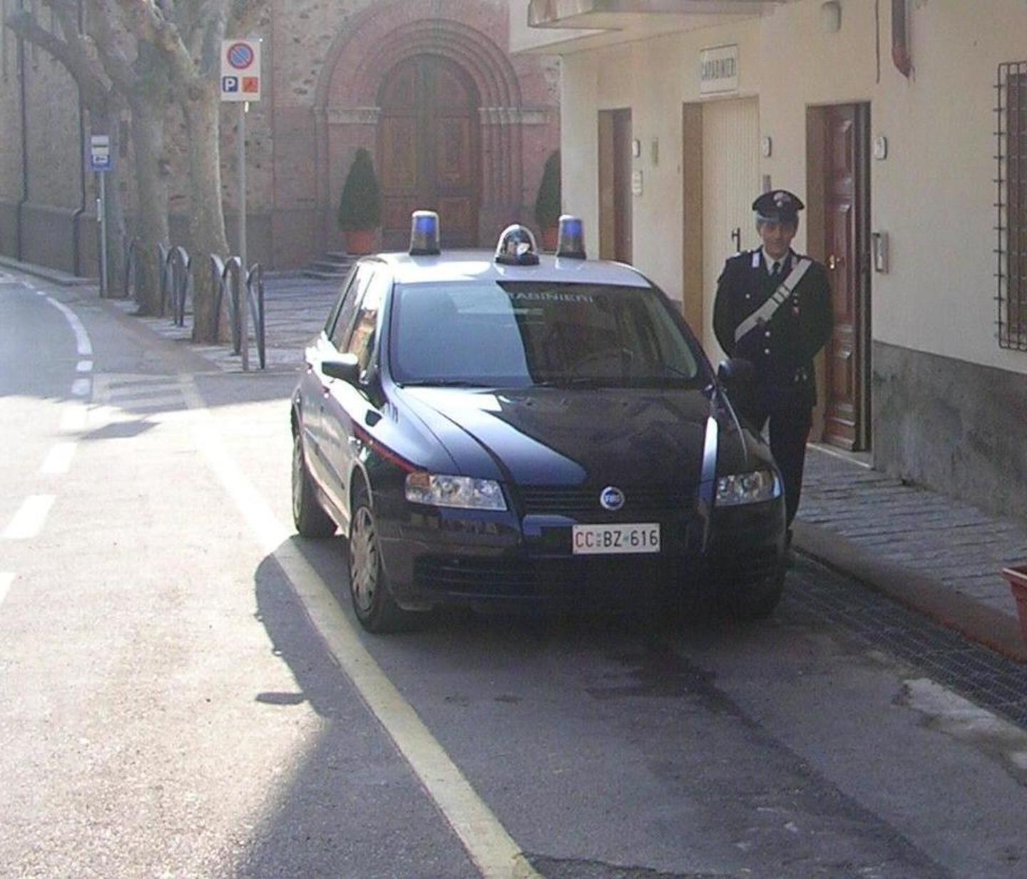 Picchiano un cameriere e poi lo gettano in mare 