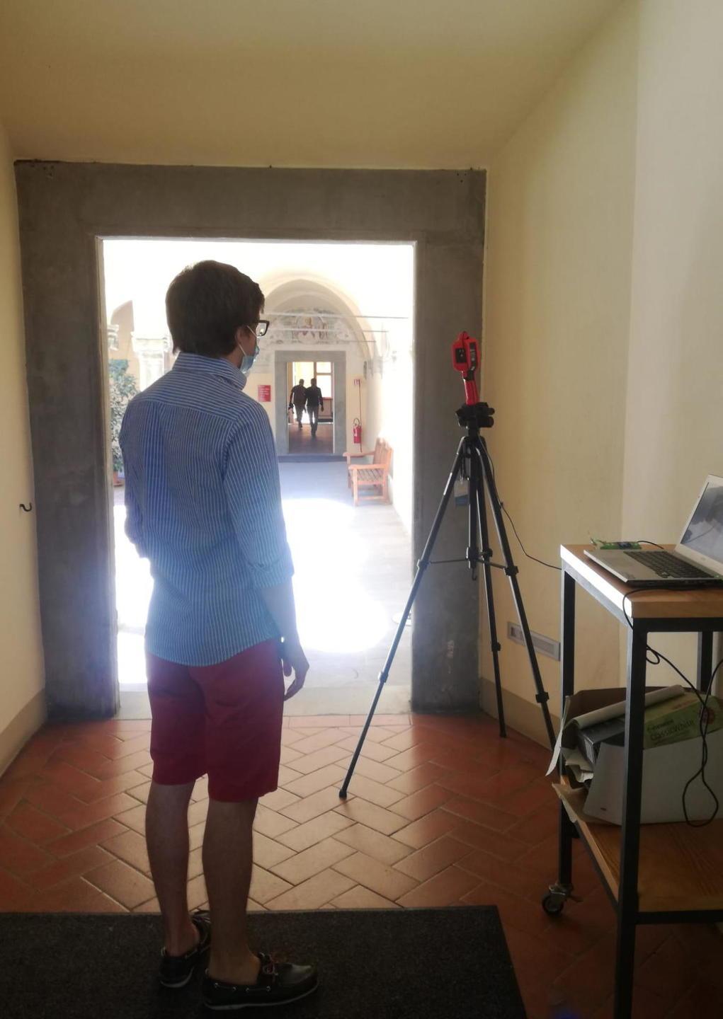 Un allievo della Sant’Anna di fronte al termoscanner
