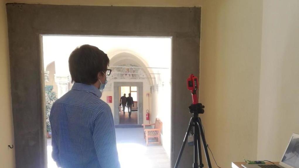 Un allievo della Sant’Anna di fronte al termoscanner