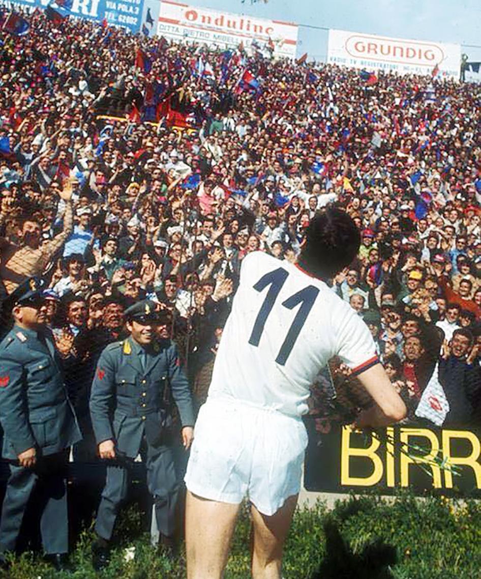 Il libro "Il Cagliari degli eroi": storia di un’avventura che ha riscattato l’isola 