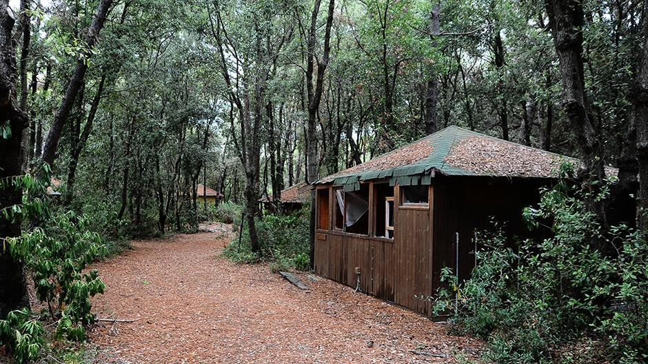 Uno dei bungalow dell'ex complesso turistico (fotoservizio Michele Falorni/Silvi)