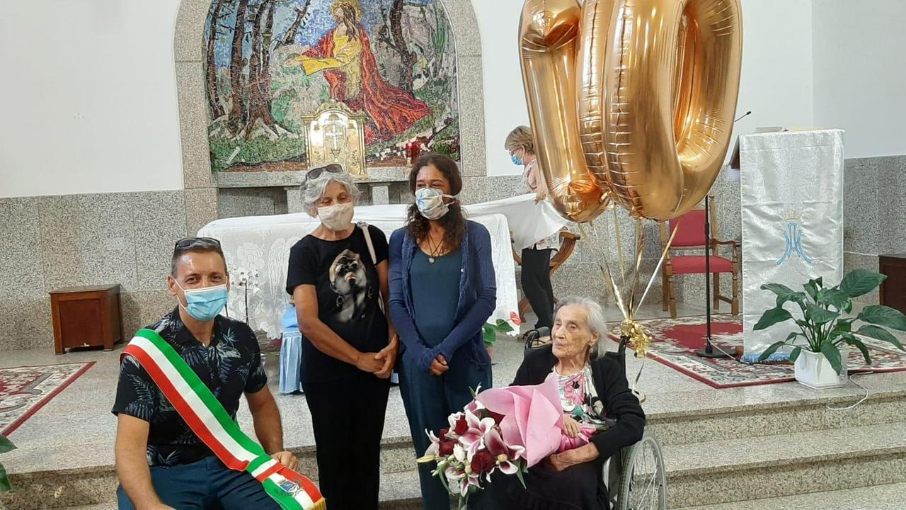 Rosalia Carzedda con il vice sindaco Massimiliano Guccini, la nuora Francesca Miglio e la nipote Manuela Cannas