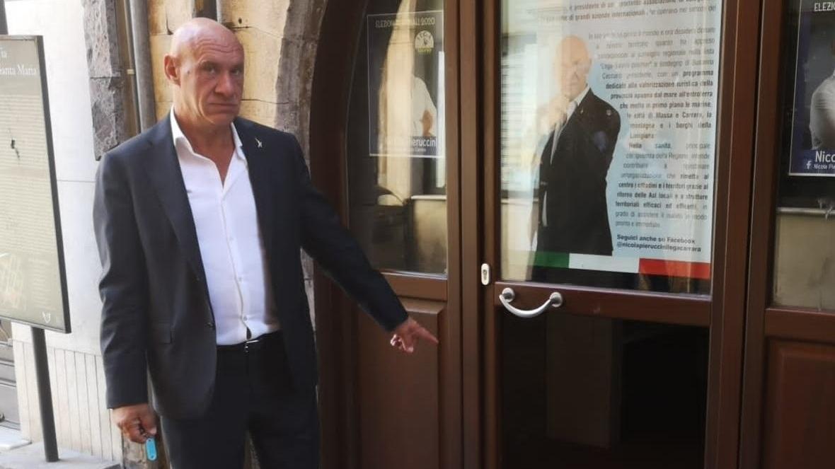 Spaccano la porta alla sede leghista