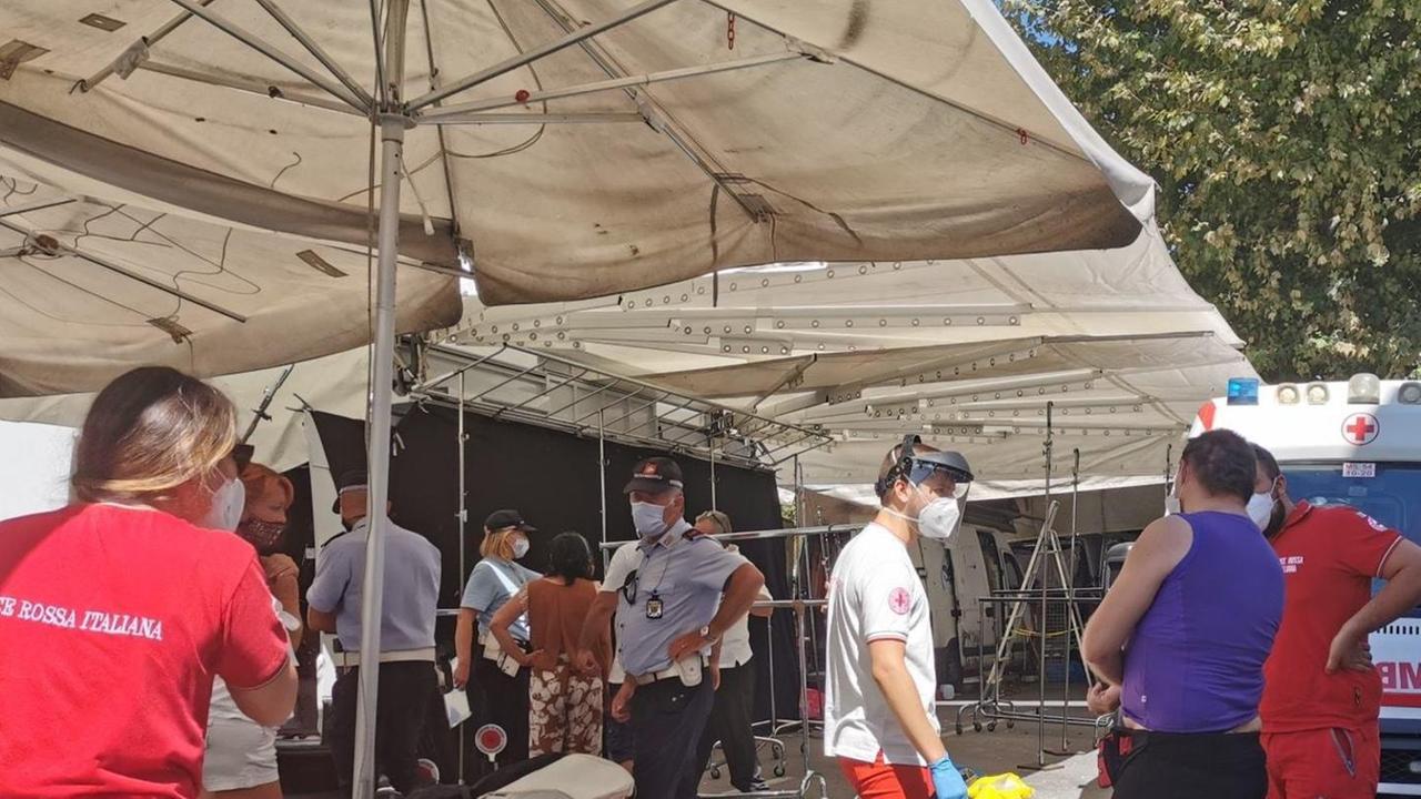 Auto sfreccia tra i banchi Una donna finisce in ospedale