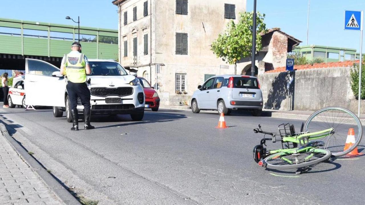 Pedone travolto a Pontetetto Auto cappottata a San Marco