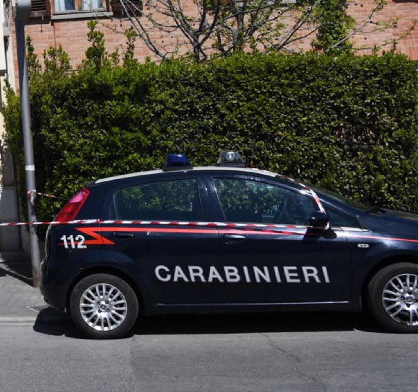 Accoltella l’amico per la strada fermato dai carabinieri poco dopo