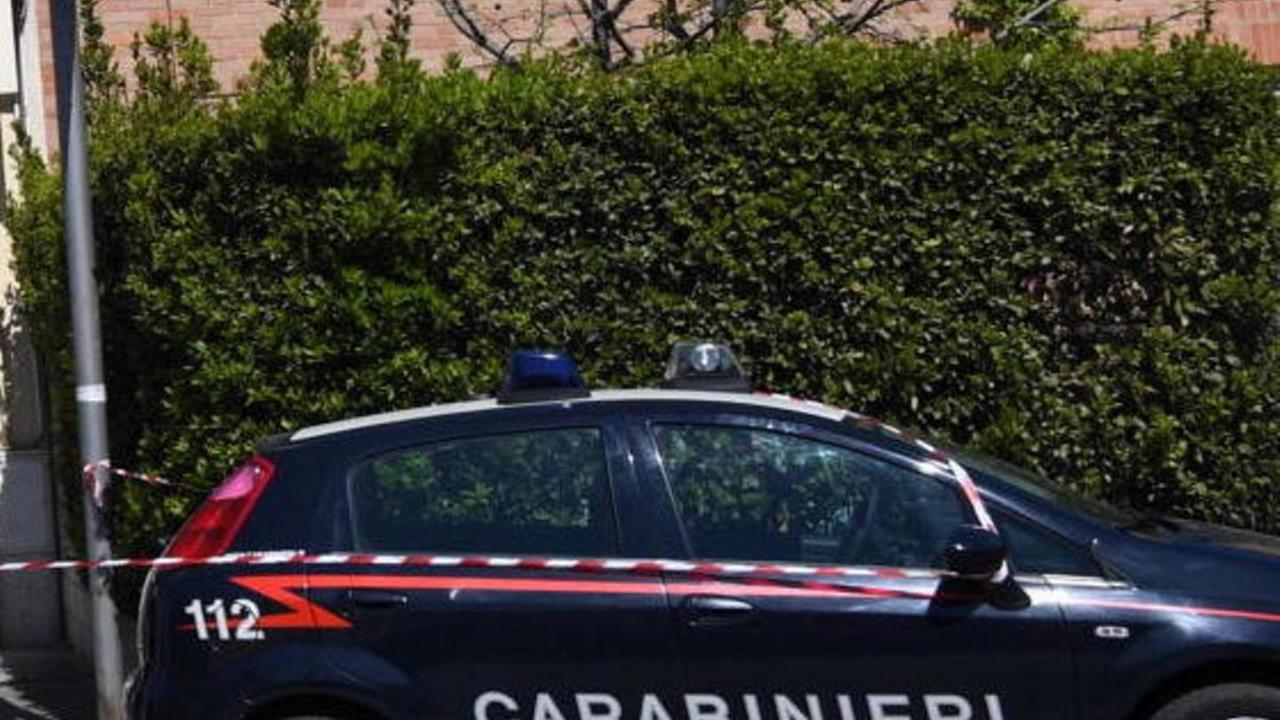 Accoltella l’amico per la strada fermato dai carabinieri poco dopo