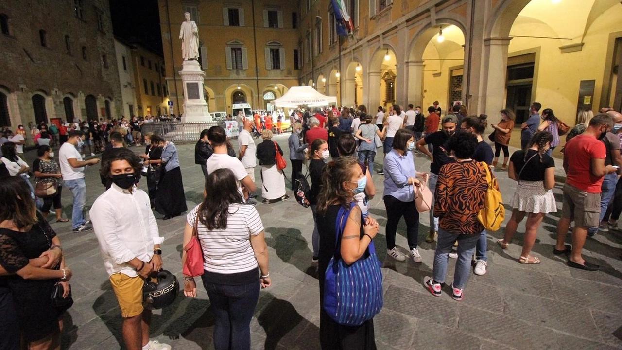 Assalto ai test sierologici, centinaia in coda per l’esame