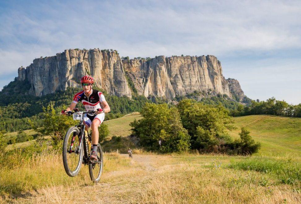 Due tappe, una partenza I bikers di Appenninica in arrivo a Castelnovo