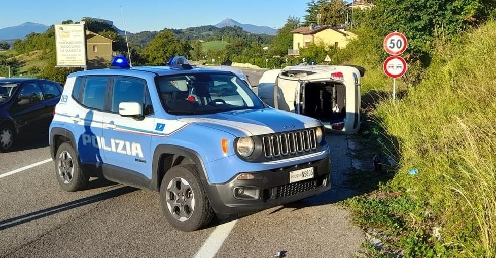 Sulla scarpata si ribalta sopra un’altra auto Salvi i due conducenti