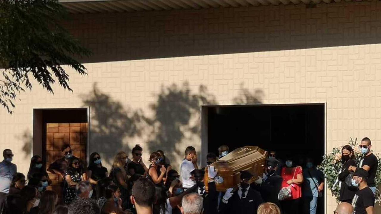 Porto Torres, l'addio a Sara: commozione per l'ultimo saluto