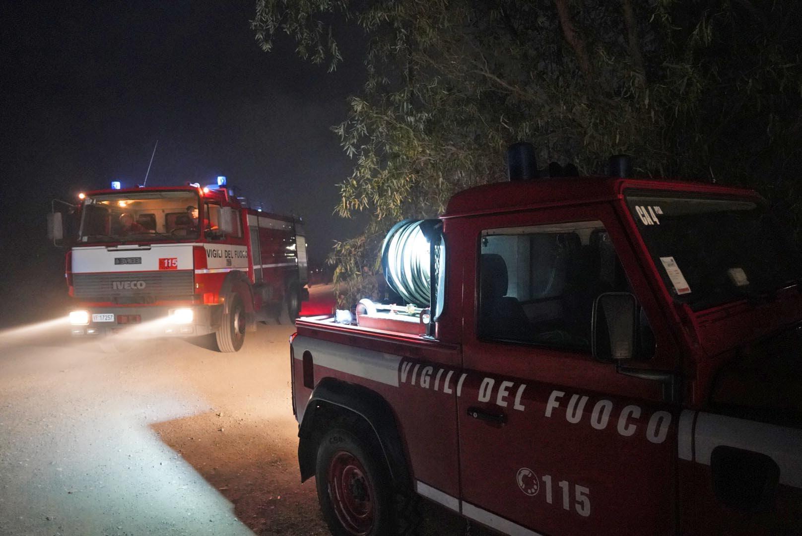 A fuoco un'auto e i rifiuti di un'azienda che recupera rifiuti