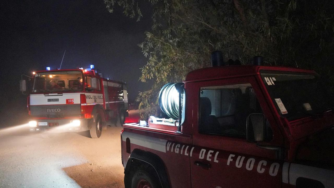A fuoco un'auto e i rifiuti di un'azienda che recupera rifiuti