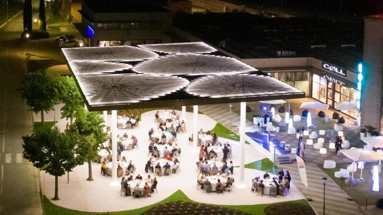La piazza coperta progettata dall’architetto Mario Cucinella e realizzata in via De Chirico. L’opera costata quasi 550mila euro, a cui se ne aggiungono altri 127 per le sistemazioni esterne, doveva in origine sorgere in piazza dei Caduti a Fabbrica (foto Andrea Testi/Belvedere)