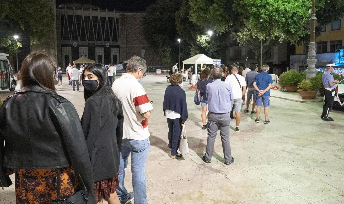 In 400 in fila in piazza per i test sierologici, ora il 5% dovrà sottoporsi al tampone 