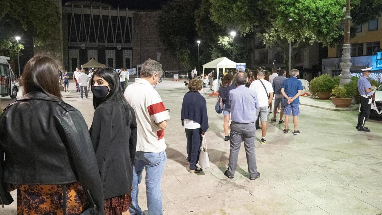 In 400 in fila in piazza per i test sierologici, ora il 5% dovrà sottoporsi al tampone