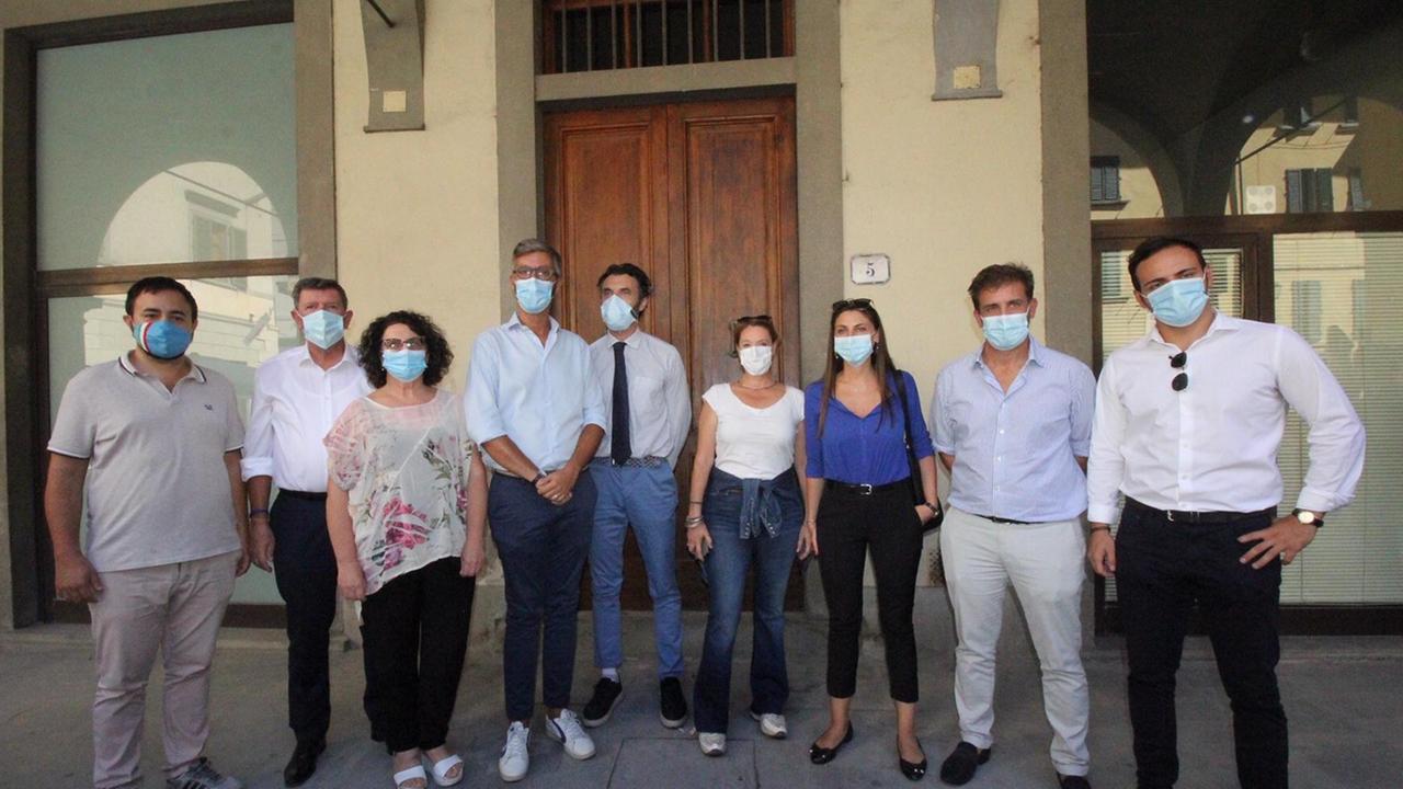 La sottosegretaria all'Istruzione Ascani (terza da destra) insieme ai candidati del Pd, al sindaco Biffoni e al presidente della Provincia Puggelli